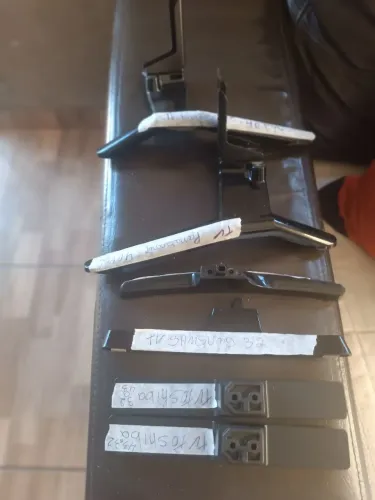 Vendo pés base para TV usados