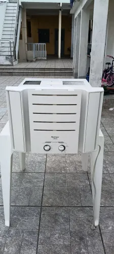 Ar condicionado 10 mil BTUs.