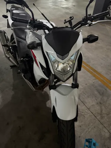 Honda CB500F branca