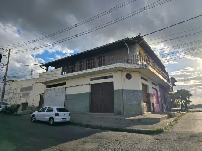 Vende-se Duas Casas e Três Lojas!