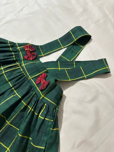 Vestido salopete xadrez menina