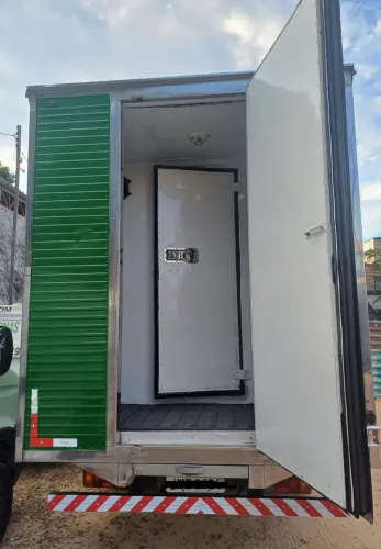 Caminhão frigorífico com apenas 85 mil km rodados.