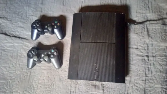 Ps3 Super Slim (2 controles + todos os cabos)