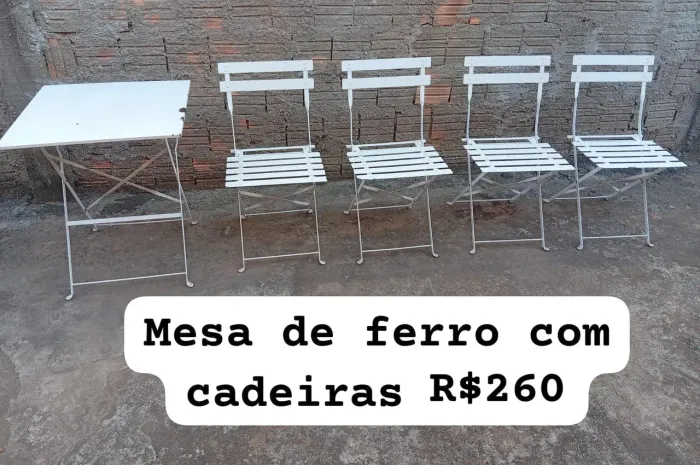 Mesa de ferro com cadeiras
