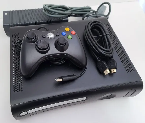 Xbox 360 Arcade Destravado com 1 controle novo e 40 jogos no HD!