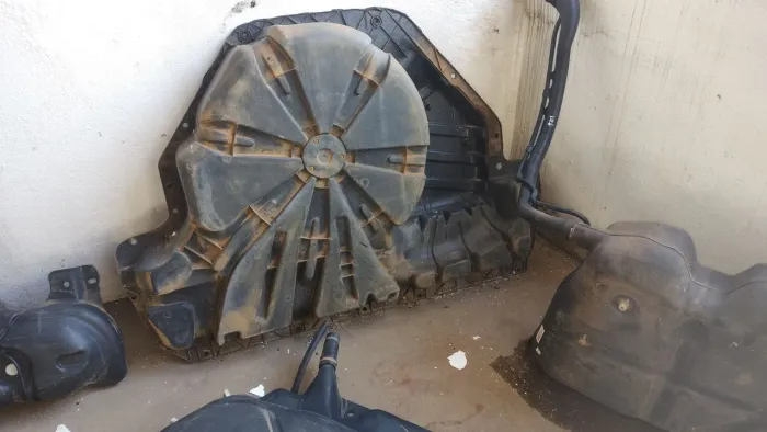 Suporte caixa assoalho estepe porta malas Megane