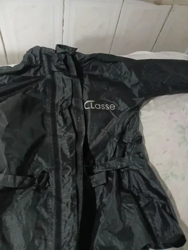 Vendo uma capa feminino para motoqueira tamanho G 50 reais moro no bairro São Gabriel BH