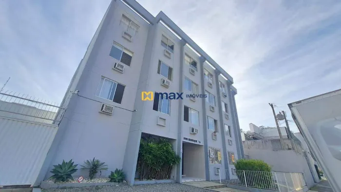 Apartamento com 2 dormitórios e dependência no bairro Fazenda, Itajaí.