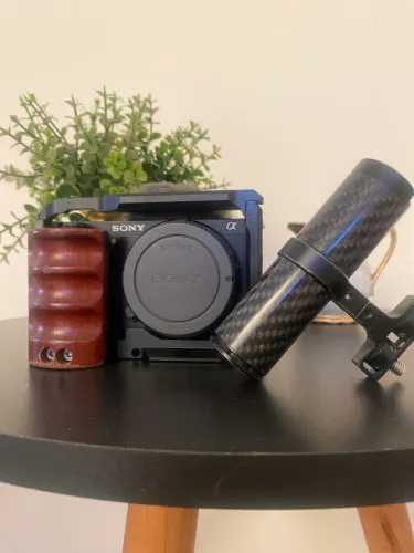 Câmera Sony ZV-E10 + Cage e Suporte
