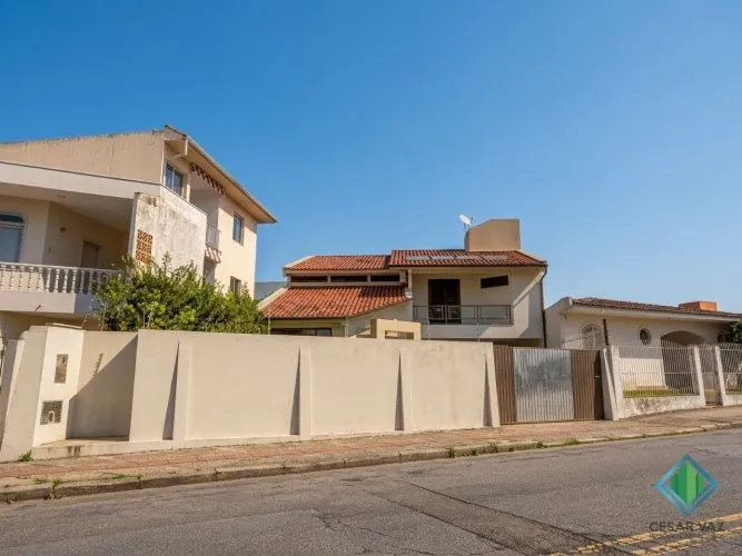 Casa com 2 pavimentos em excelente localização no bairro Estreito.