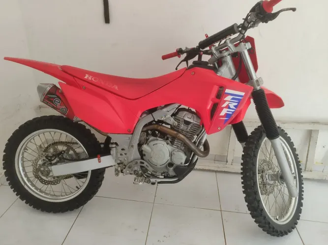 CRF 300cc moto extremamente nova