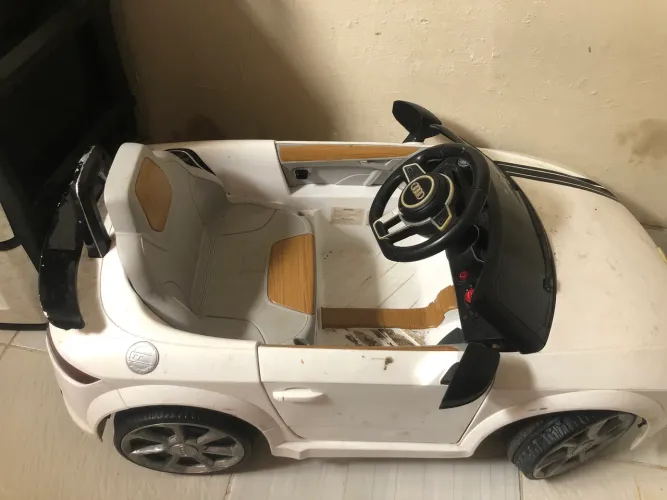 Carro elétrico de brinquedo