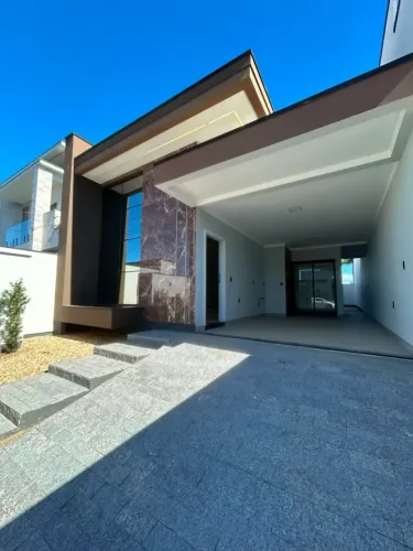 Linda e moderna casa de 03 quartos c/ Churrasqueira no Bosque da Mata - Tijucas SC
