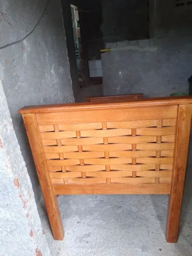 Vendo uma cama de solteiro de madeira maciça, nova nunca foi usada, motivo mudança