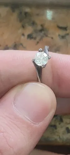 Aliança com diamante