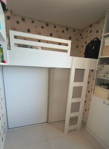 CAMA SUSPENSA COM ARMÁRIO INFERIOR