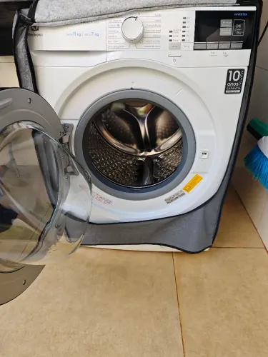 Máquina lava e seca Electrolux Perfect Care inverte 11kg à venda.