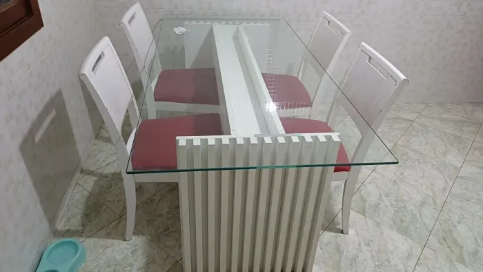 Mesa de jantar de madeira, tampo de vidro com 4 cadeiras