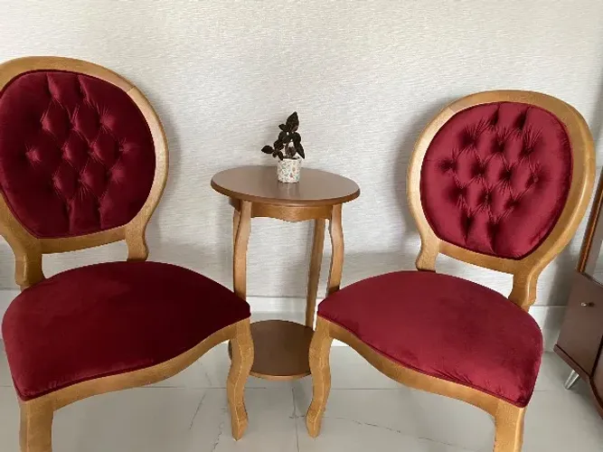 Clássica Poltrona Medalhão com Encosto em Capitonê,  Estofada em Veludo Vinho, Nova!