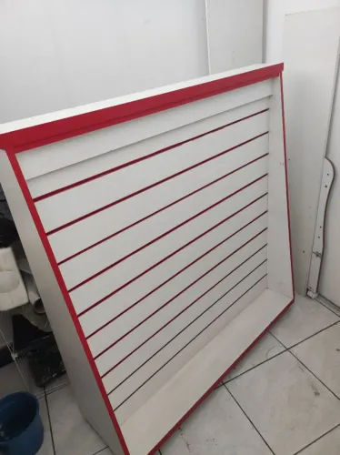 2 unidades iguais Painel caneletado dos dois lados, com 4 rodinhas cada um.