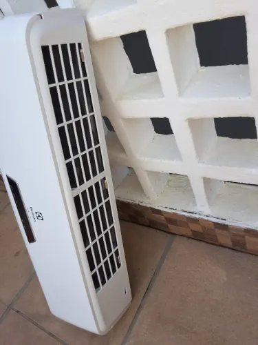 EVAPORADORA 1200BTUS ELETROLUX SEMI NOVA .