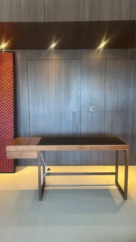 Mesa de Estudos/Home Office em Madeira Maciça com Tomada Integrada
