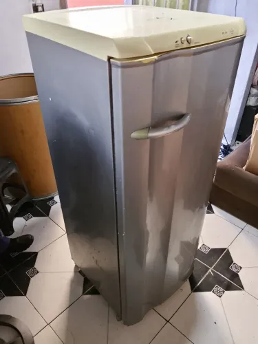 Geladeira Electrolux RE28 funcionando perfeitamente - Envelopada Cinza! ?