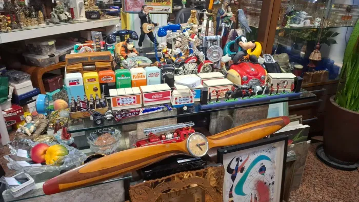 Antiga Hélice decorativa com relógio item de colecionador
