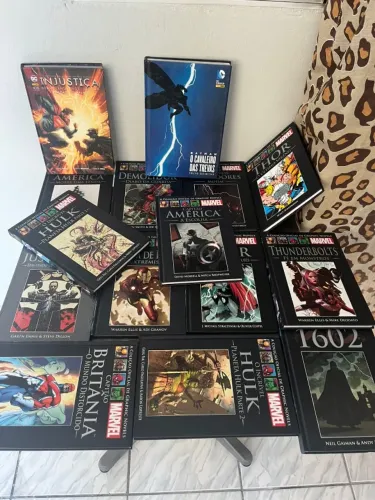 Coleção de Livros Salvat Marvel (13) + Batman Cavaleiro das trevas + Injustice Deus entre