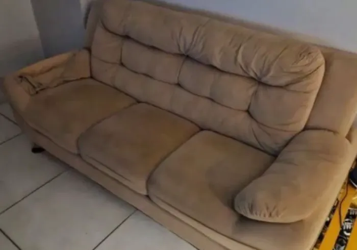 Vendo sofá dois lugares bem bonito só tem que dá uma lavada boa 