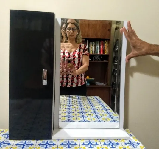 Lindo armário de banheiro preto e branco