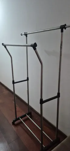 Arara de Roupas Dupla em Metal com Rodinhas e Regulagem de Altura - Estado de Nova!