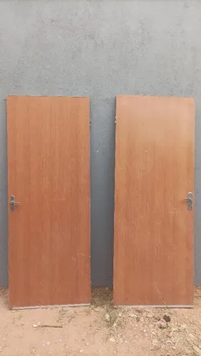 Duas Portas de madeira 