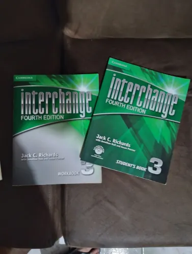 Vendo Livro 3 e caderno de exercícios de Inglês.