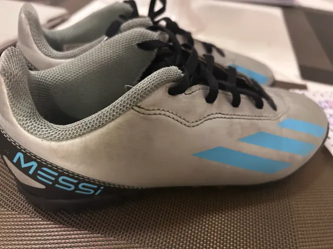 Chuteira society Messi 