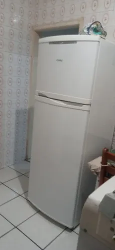 Vendo por 320.00. O congelador está gelando muito bem mas a parte de baixo parou de gelar