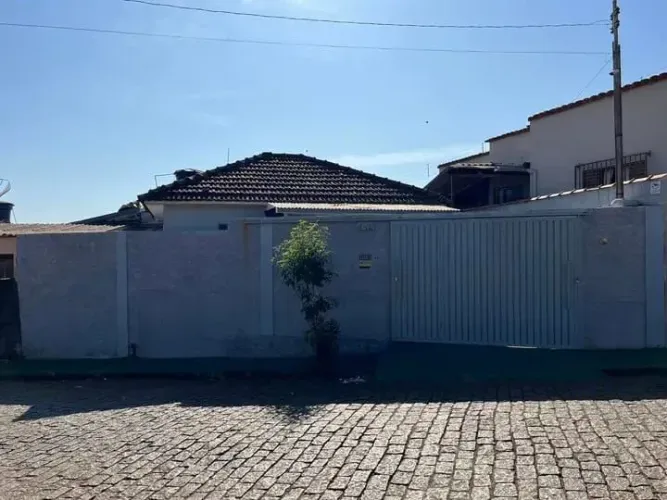 Vendo ou troco Casa no centro de Nepomuceno - MG
