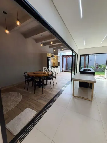 Casa à venda, 3 quartos, Novo Mundo - Uberlândia/MG - Rotina Imobiliária