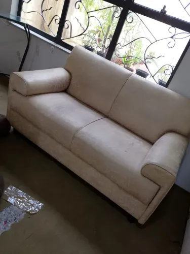 Sofá em Corino dois lugares