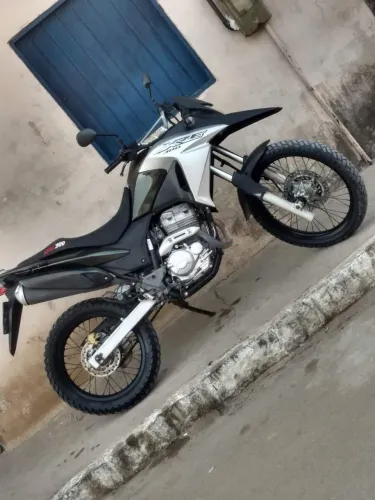 XRE 300 2018 toda original verde.