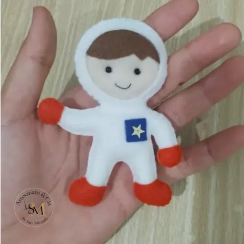 Chaveiro astronauta em feltro - lembrancinha tema espaço