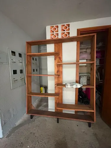 Estante de livros retrô 