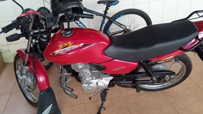 Titan 125 vermelha