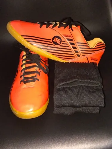 Chuteira Madry Quadra/Futsal Cor: Laranja | Tam: 38 R$ 120 Aceito Pix ou Entrega Combinado