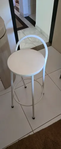 Vendo banqueta alta de metal com encosto