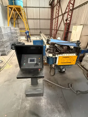 Máquina de dobrar tubos 