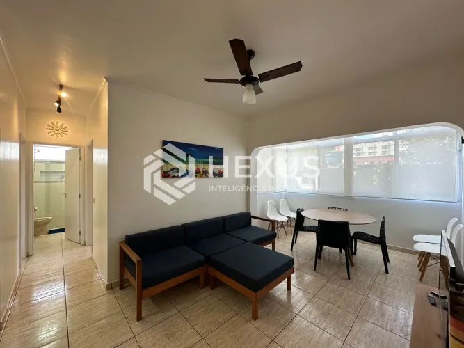 Apartamento reformado com varanda a 2 quadras da praia na Enseada, Guarujá