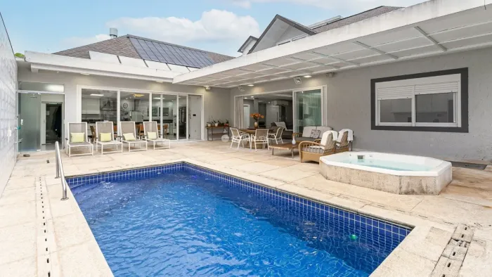 Casa com 5 Dormitórios e Piscina - Jurerê