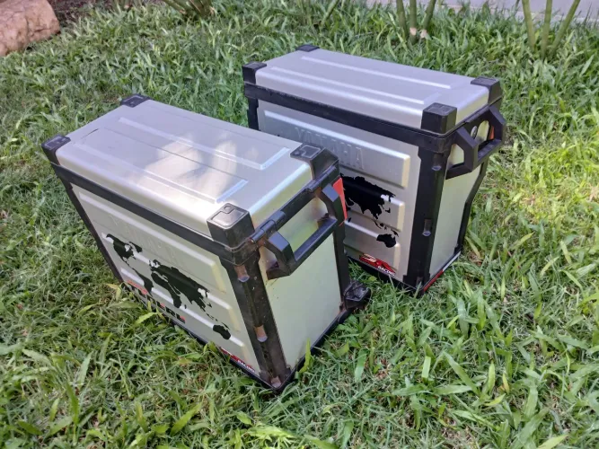 Par de baú originais com suportes yamaha tenere 1200