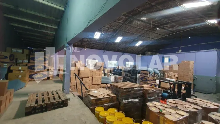 Galpão industrial com 750 m² de área construída, Área total de 900 m²